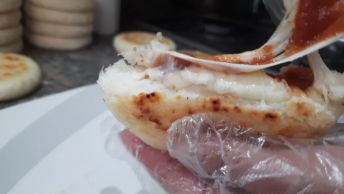 arepa de peto rellena con queso mozzarella y bocadillo