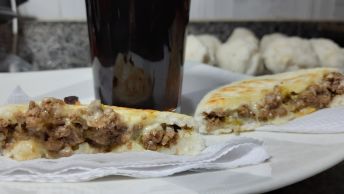 arepa de peto rellena con carne y queso mozzarella