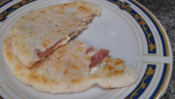 arepa de peto rellena con jamon ahumado y queso mozzarella