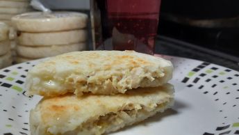 arepa de peto rellena con pollo y queso mozzarella