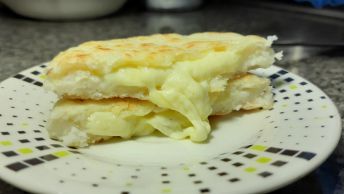 arepa de peto rellena con queso mozzarella